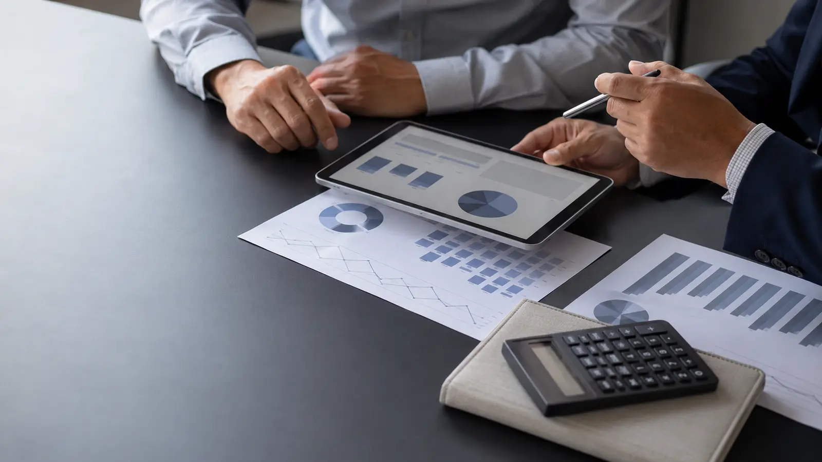 Profissionais analisando dados financeiros durante uma consultoria